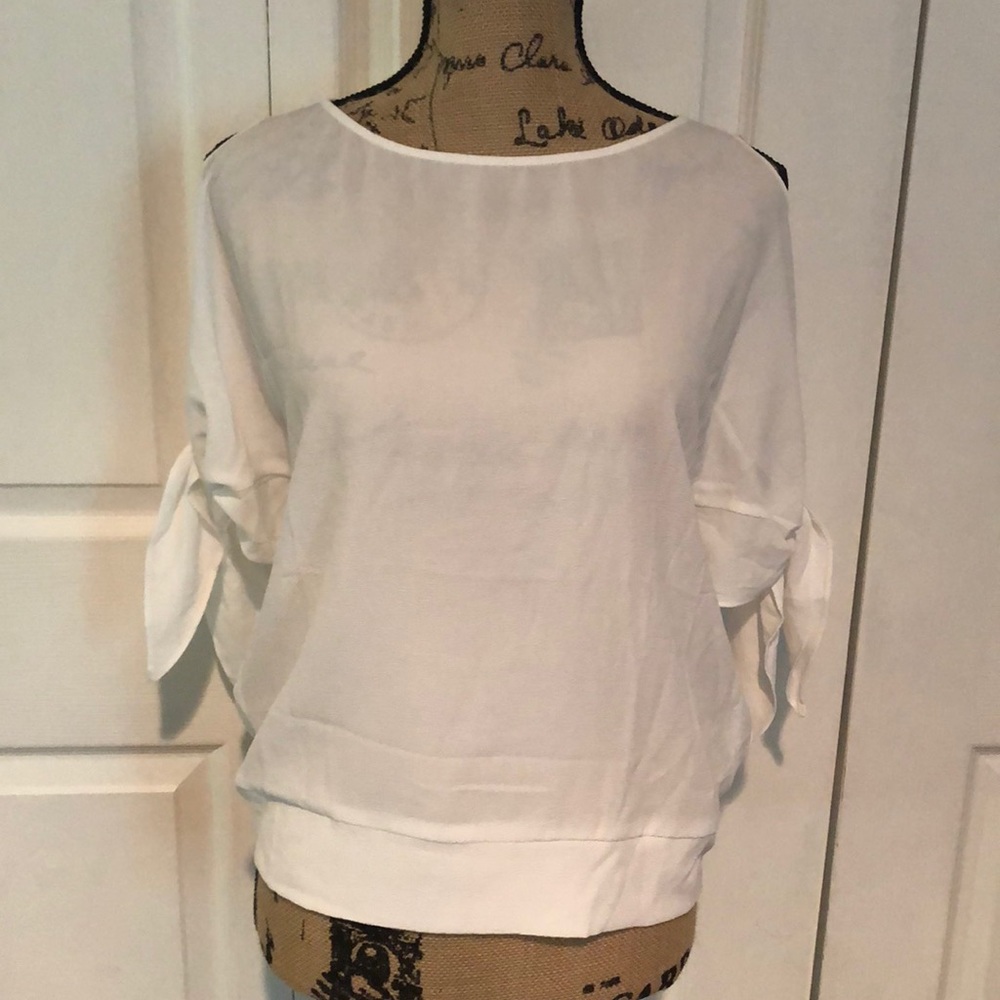 NY&C NWOT open tie sleeve blouse